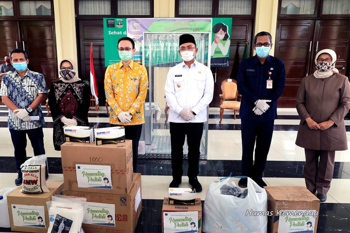 Wamendag Salurkan Bantuan Alkes di Pasar Rakyat Banten