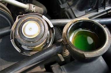 Rutin Periksa Air Radiator Cegah Mesin Mobil Overheat