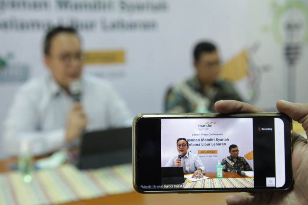 Corporate Secretary Mandiri Syariah Ahmad Reza (kiri). FOTO: Mandiri Syariah