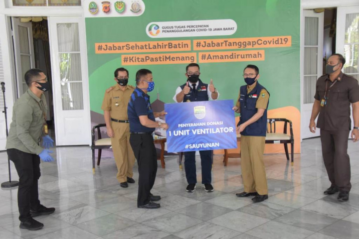 Persib Serahkan Bantuan Hasil Penjualan Jersey ke Pemprov Jabar