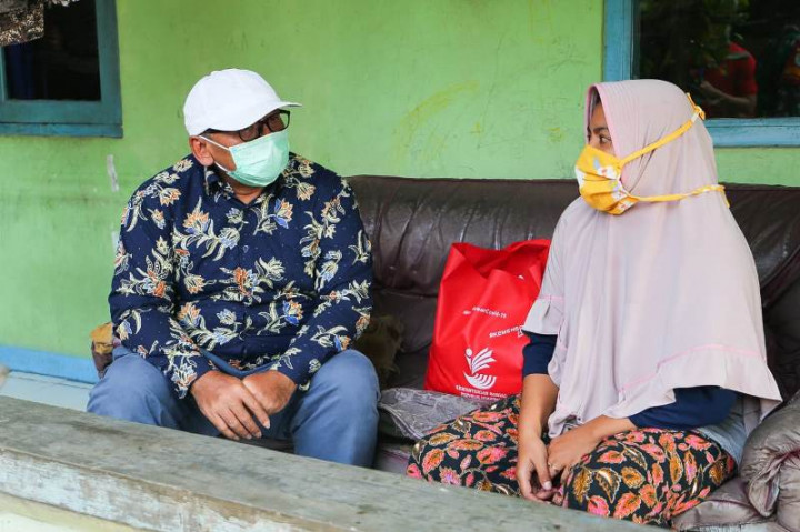 Kemensos Serahkan Ratusan Paket Sembako untuk Warga Bogor