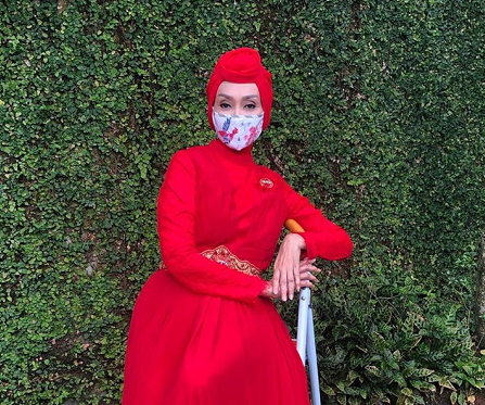 Okky mengutamakan masker yang terbuat dari bahan yang lentur, lembut, tidak kaku, dan tidak tebal. (Foto: Dok. Instagram/@okkyasokawati)
