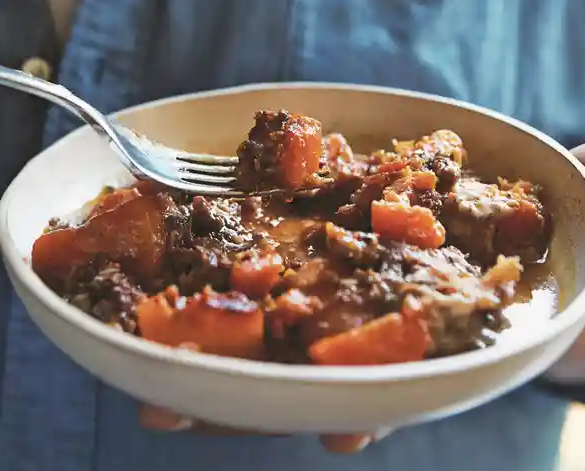 Sup daging domba dengan kurma medjool adalah makanan khas Timur Tengah yang cukup populer. (Foto: Dok. Theguardian.com)