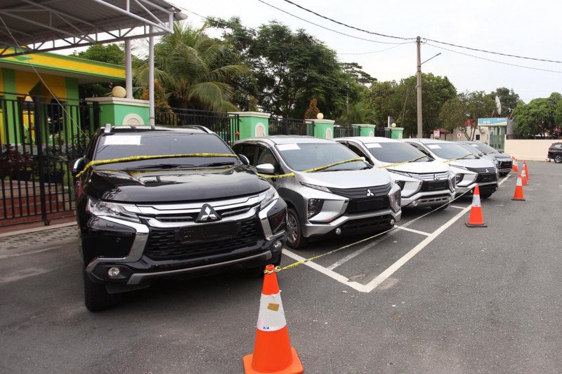 Sejumlah kendaraan roda empat disita polisi sebagai barang bukti dalam kasus penggelapan kendaraan bermotor dengan tersangka oknum anggota Polri. ANTARA/ Humas Polda Kepri