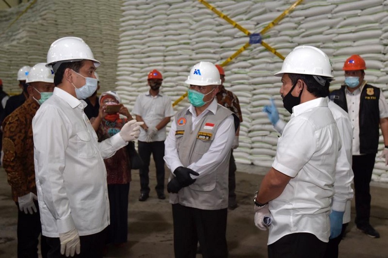  Menteri Perdagangan, Agus Suparmanto dan Dirjen PKTN, Veri Anggrijono mendatangi lokasi penggerebekan gula milik distributor PT Pasifik Artha Persada yang berada di gudang PT Kebon Agung di Kabupaten Malang, Jawa Timur, Rabu, 20 Mei 2020 /istimewa.