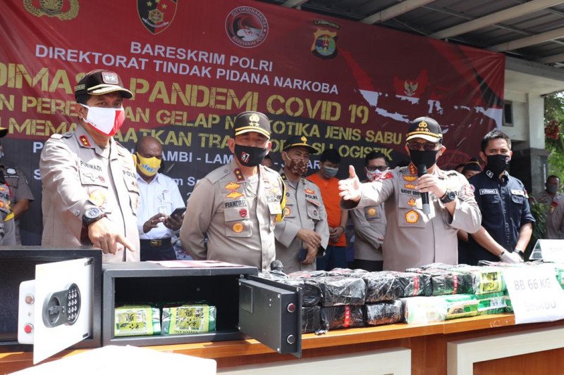 Wakapolri Komjen Gatot Eddy Pramono saat menggelar 'press conference' ungkap kasus peredaran narkotika jenis sabu di halaman Kantor ASDP Merak di Merak, Cilegon, Rabu. Foto: Humas Polda Banten