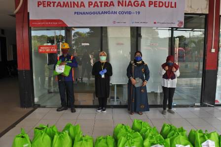 Pertamina Patra Niaga Sebar Sembako ke 7.000 Awak Mobil Tangki