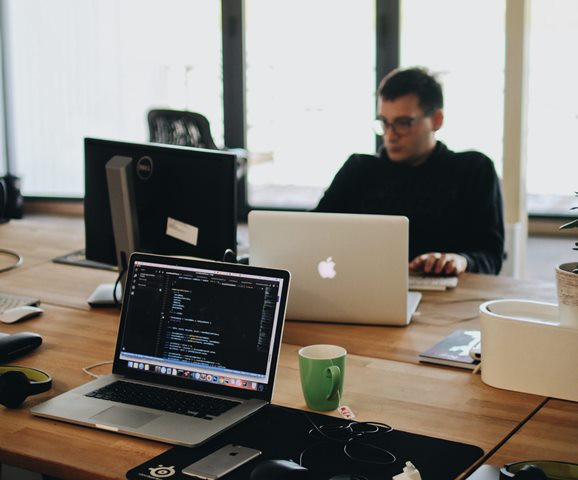 Cara Menghadapi Teman Kantor Setelah Pandemi Usai