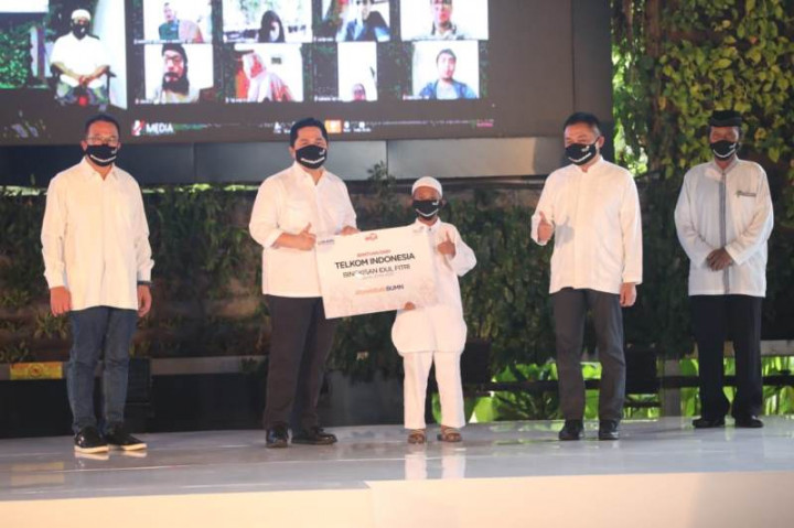 Menteri BUMN Bagikan Ribuan Paket Bantuan Telkom kepada Warga Terdampak Covid-19