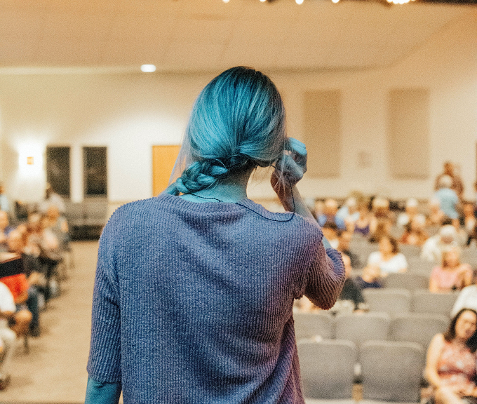 Ada lima hal yang tidak seharusnya kamu lakukan saat bicara di depan umum. Berikut tipsnya dari Fifi Aleyda Yahya. (Foto: Unsplash.com)