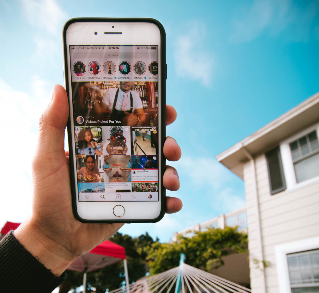 Live IG video artis atau penyanyi favorit memang asik. Kira-kira di otak kita kenapa ya? (Foto: Unsplash.com)