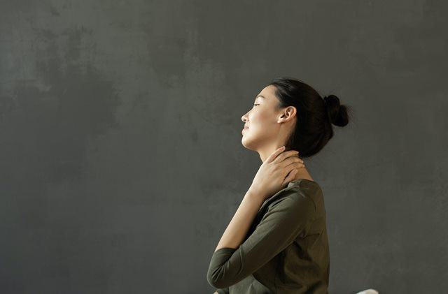 Tips Tangani Nyeri Leher di Rumah