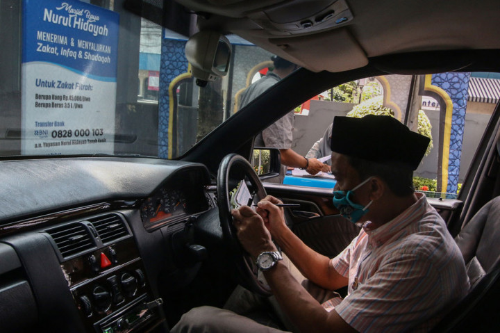 Masjid di Tanah Kusir Buka Layanan Zakat Drive Thru