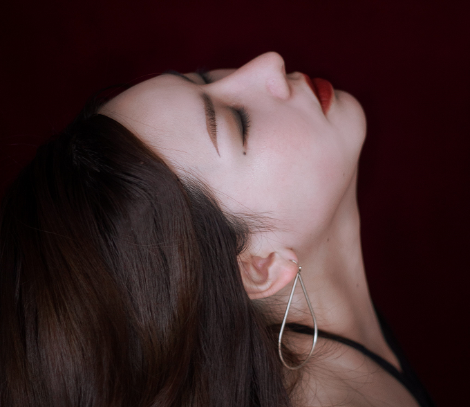 Tiga cara ini bisa mengatasi leher kamu yang nyeri karena kebanyakan duduk saat wfh. (Foto: Pexels.com)