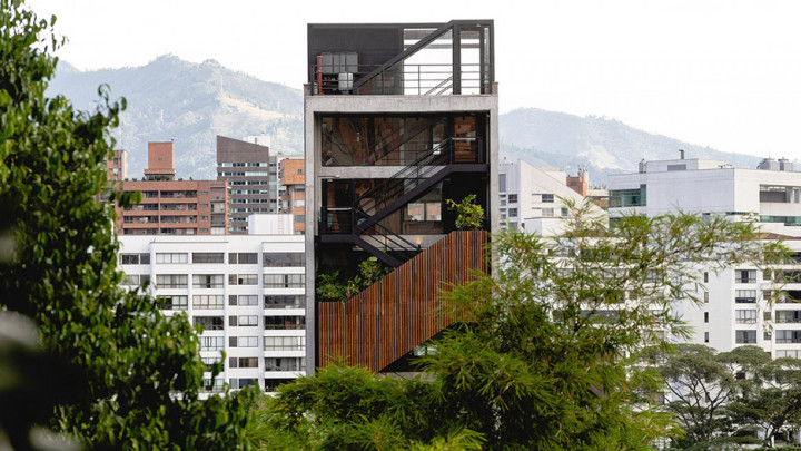 Hotel Somos di Kolombia Gunakan Balkon Baja