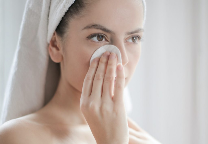 Cara Membersihkan Wajah Berminyak agar tak Berjerawat