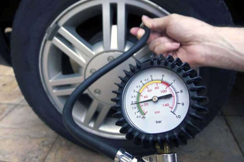 Mengukur tekanan angin ban mobil, gunakan alat ukur khusus, jangan hanya menggunakan pandangan mata terhadap bentuk ban saja. Breakerlink