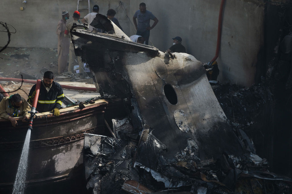 97 Tewas, 2 Selamat akibat Kecelakaan Pesawat di Pakistan