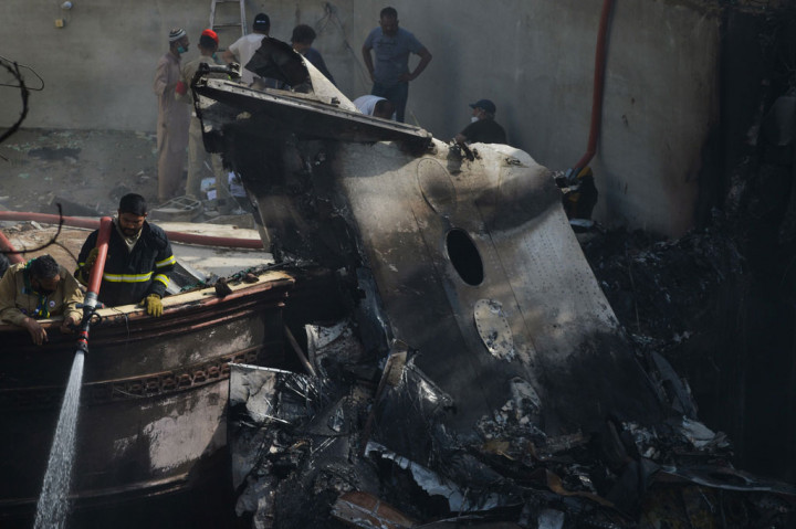 97 Tewas, 2 Selamat akibat Kecelakaan Pesawat di Pakistan