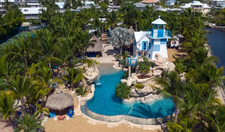 Rumah Ini Punya <i>Waterpark</i> Pribadi hingga Mercusuar