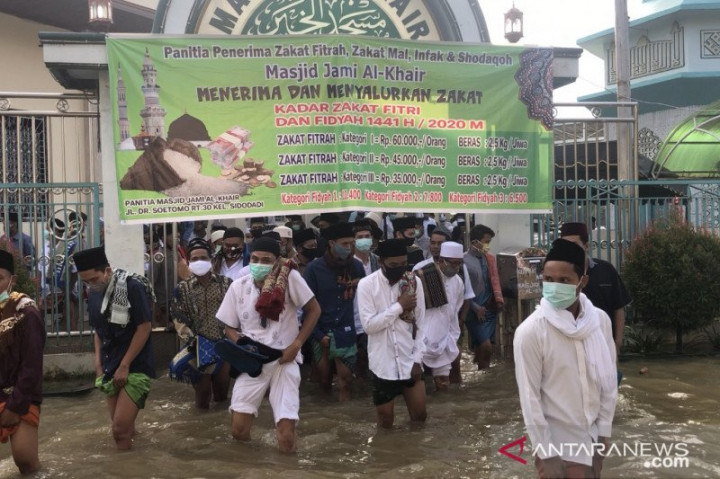Warga Samarinda Salat Id di Tengah Banjir