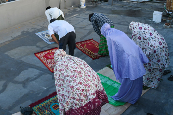 Melihat Perantau Gang Kelinci Salat Id di Roof Top Indekos