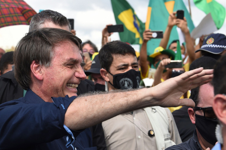 Ikut Demo, Presiden Brasil Bolsonaro Lepas Masker