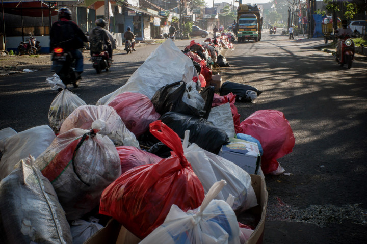 Pembatas Jalan di Ciledug Dipenuhi Sampah