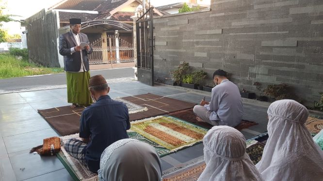 Rektor UNS Jadi Khatib Salat Idulfitri di Garasi Rumah