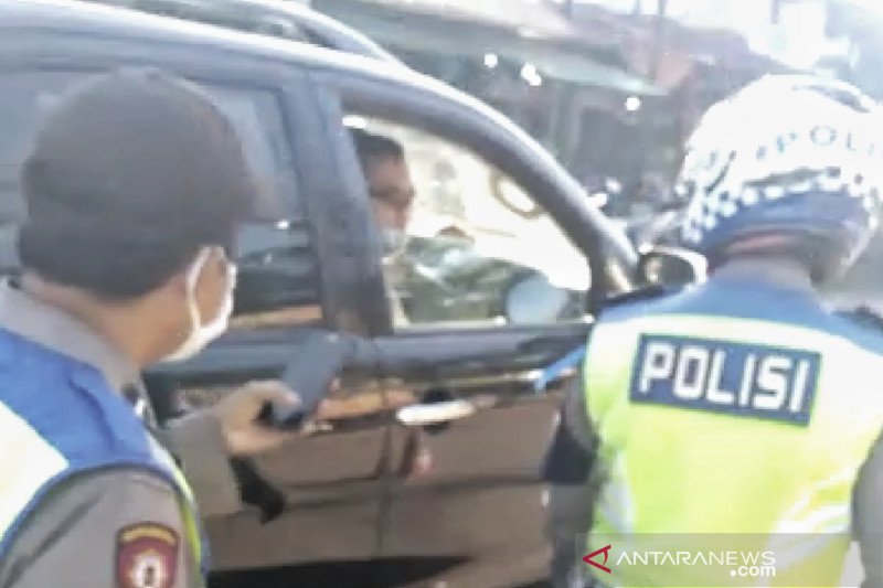 Cuplikan video oknum polisi tak bermasker marahi polisi yang berjaga di Pos PSBB Kecamatan Ciparay, Kabupaten Bandung, Senin (25-5-2020). ANTARA/HO