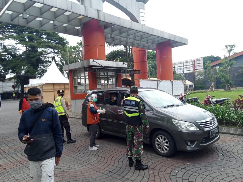  Petugas memeriksa kendaraan di salah satu check di Kota Malang, Jawa Timur. Foto: Medcom.id/Daviq Umar Al Faruq