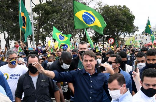 Presiden Brasil Jair Bolsonaro ikut pawai dengan pendukungnya di tengah pandemi covid-19. (Foto: AFP).
