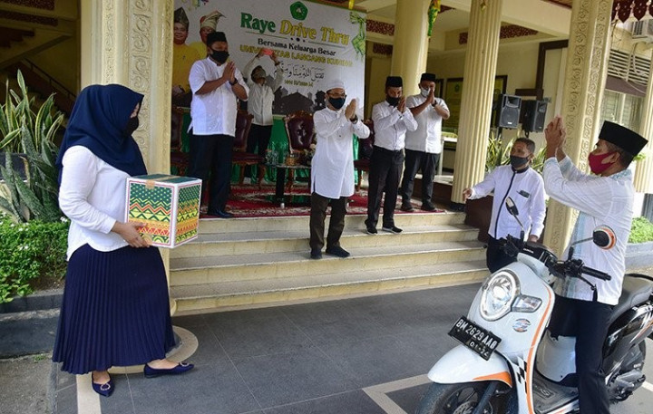 Universitas Lancang Kuning Gelar Halalbihalal <i>Drive Thru</i>