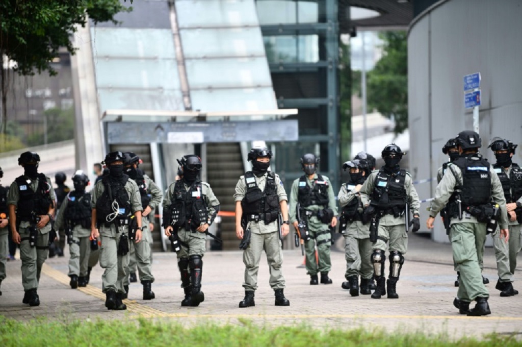 Ratusan polisi bersiaga di sejumlah ruas jalan di Hong Kong, Rabu 27 Mei 2020. (Foto: AFP/Anthony WALLACE)