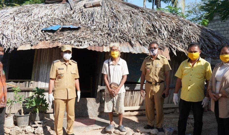 Perbaikan rumah tak layak huni di Kupang. Foto: Antara