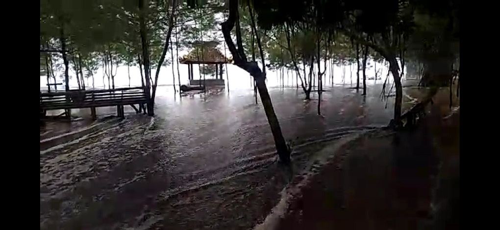 Pesisir pantai selatan di wilayah Kabupaten Malang, Jawa Timur, diterjang banjir rob atau banjir air laut atau naiknya permukaan air laut. Foto: istimewa.
