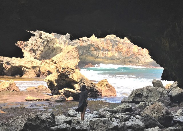 Pantai bersih dengan batuan karang indah menjadi pesona Pantai Jungwok di Desa Jepitu, Girisubo, Gunung Kidul, Yogyakarta. Sepi dari pengunjung menjadikan pantai ini seperti pantai pribadi. (Foto: Arthurio Oktavianus)