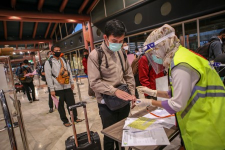 Pemeriksaan kesehatan di bandara - - Foto: Antara/Fauzan