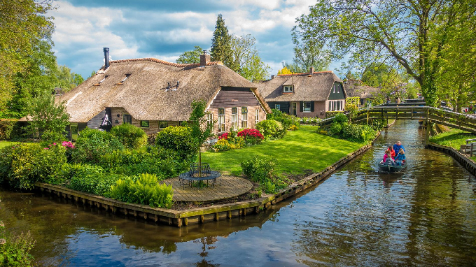 Desa Giethoorn, bagian kecil dari negara kincir angin tersebut memiliki ketenangan yang nyaris seperti mimpi. (Foto: Dok. Nationalgeograpic.com)
