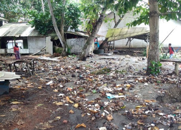 Sejumlah warga membersihkan lingkungan rumahnya setelah dilanda banjir rob di pesisir pantai Kabupaten Tasikmalaya, Jawa Barat, Rabu, 27 Mei 2020. ANTARA/HO-Relawan BPBD Tasikmalaya