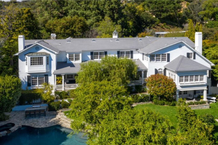 Ashton Kutcher dan Mila Kunis Jual Rumah di Beverly Hills