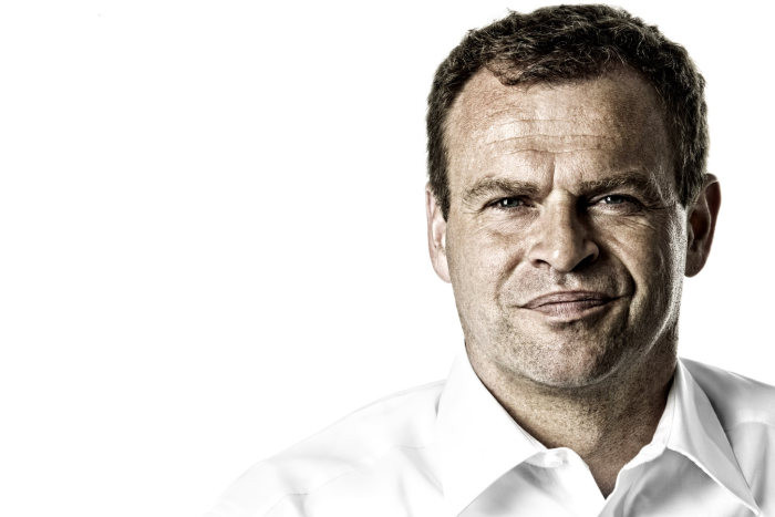 Aston Martin Bajak CEO Kompetitor