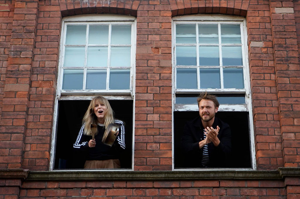 Tepuk Tangan, Apresiasi Warga Inggris terhadap Petugas Medis