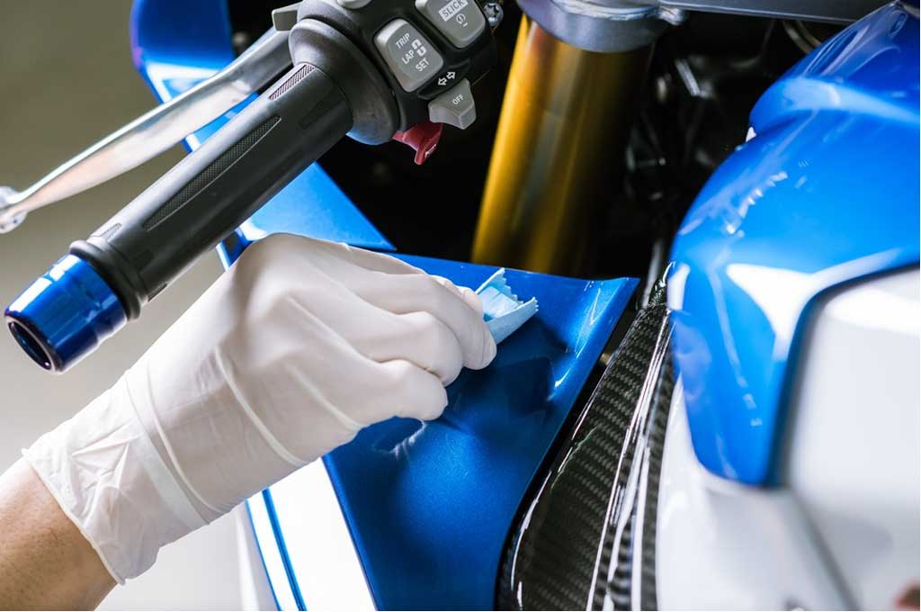 Jangan biarkan body sepeda motor menjadi kusam. Suzuki