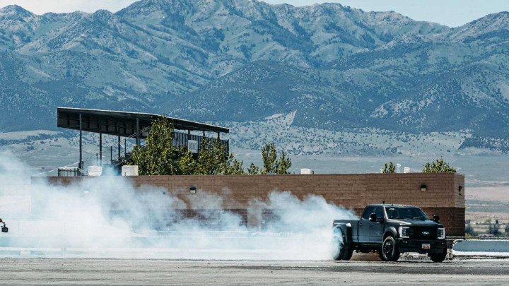 Aksi Gila Ken Block Ajak Ford F-450 Drifting