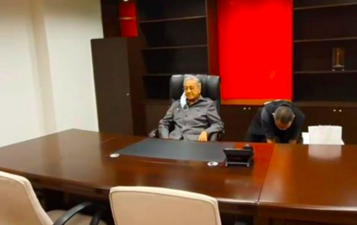 Tolak Dipecat, Mahathir ‘Duduki’ Kantor Partai Bersatu