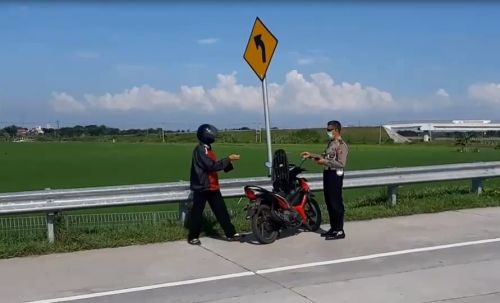 Linglung, Pria Bermotor Ngebut di Tol Ngawi