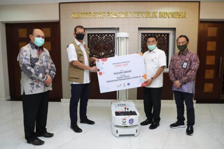 Telkom Serahkan Bantuan Robot Disinfeksi Kepada Gugus Tugas Covid-19