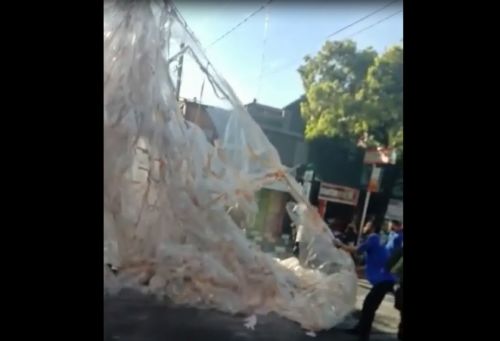 Balon Raksasa di Ponorogo Tersangkut Kabel Listrik