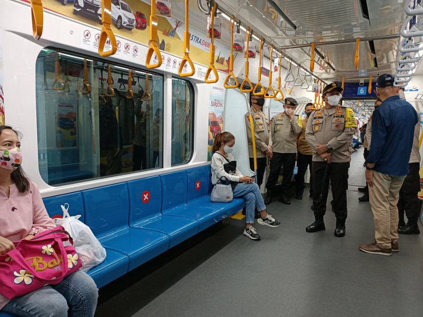 Kapolda Metro Jaya, Irjen Nana Sudjana memantau MRT. Medcom.id/Christian